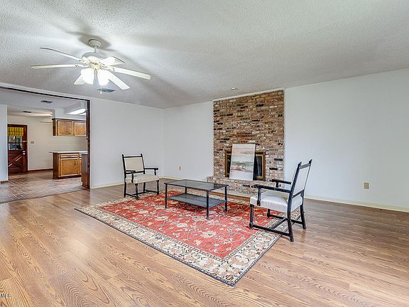 4th image of 109 E Martial Ave