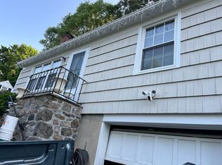 8 Robinview Ter, Danbury, CT 06810