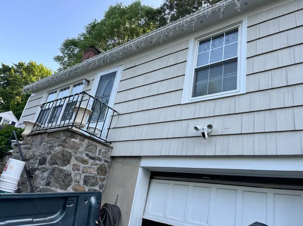 8 Robinview Ter, Danbury, CT 06810
