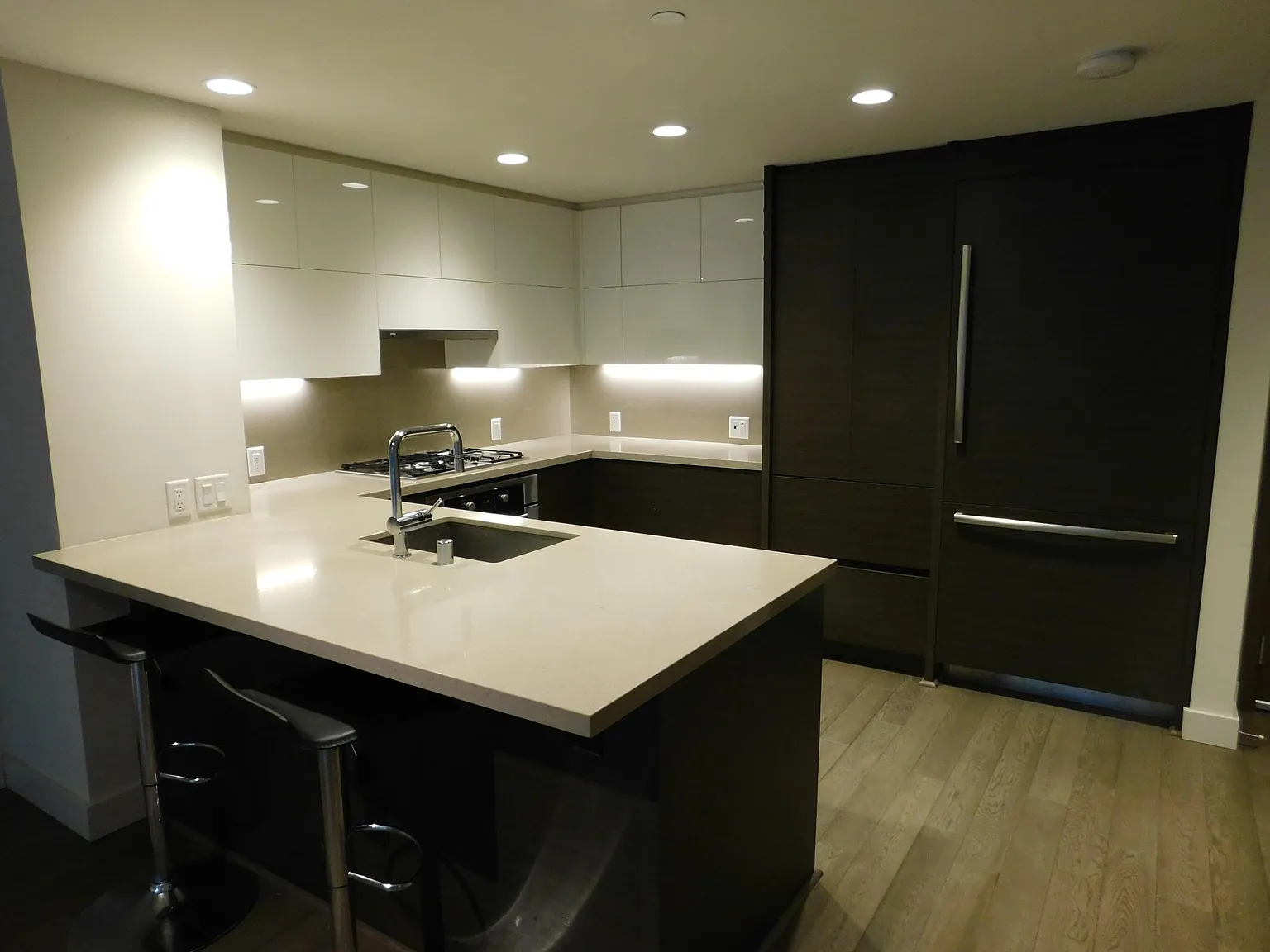 1 bed, 882 sqft, $2,975 — Photo 3