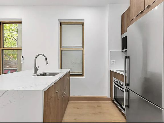 3rd image of 246 E 53rd St #5B