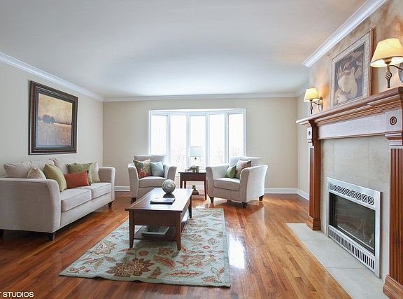 3rd image of 807 Bronson Ln