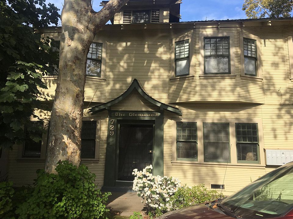 Upstairs apt with 3 windows facing front