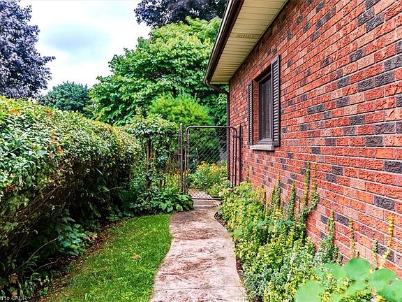 3rd image of 99 Berkley Cres