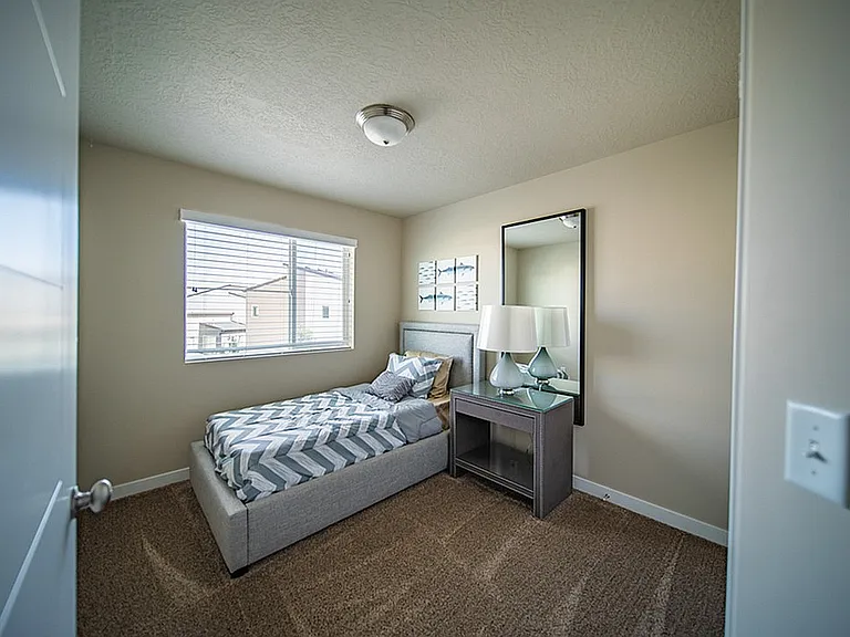 Bedroom with Twin Bed