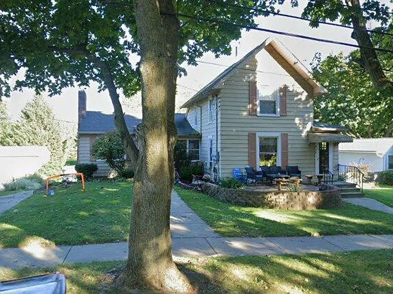 412 N Bridge St — Photo 2