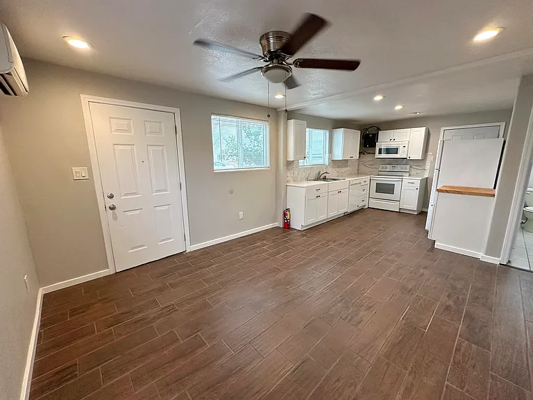 907 Stover Ave SW #B — Photo 1
