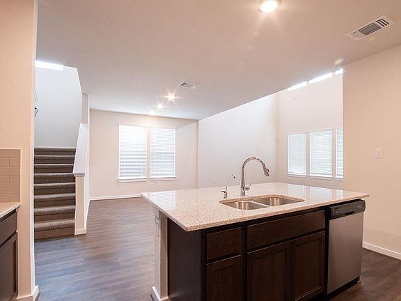 3rd image of 160 Alicante Ln