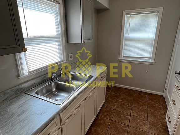 4th image of 612 Redwood Ave