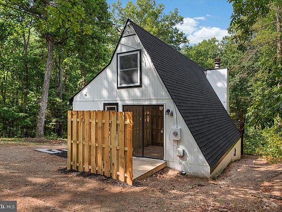 3rd image of 325 Tall Pine Ln
