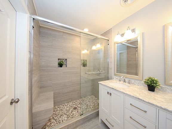 2nd image of 611 E Schantz Ave