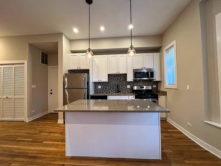 607 W Oakdale Ave #11-J — Photo 6