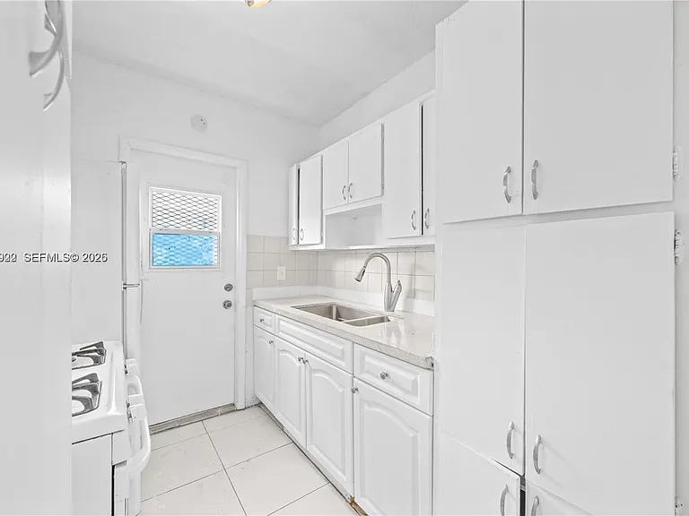 2072 NE 169th St #2 — Photo 3
