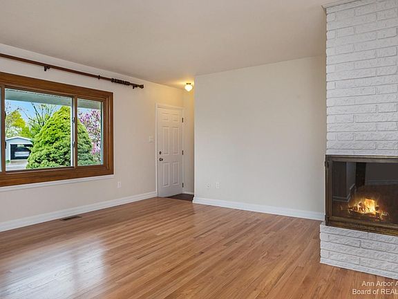 5th image of 2049 Norfolk Ave
