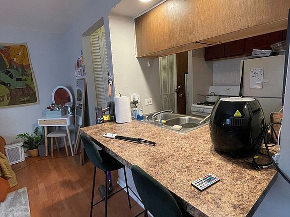 3rd image of 543 W Briar Pl #535-255