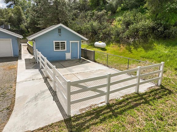 4th image of 2433 Kokanee Rd