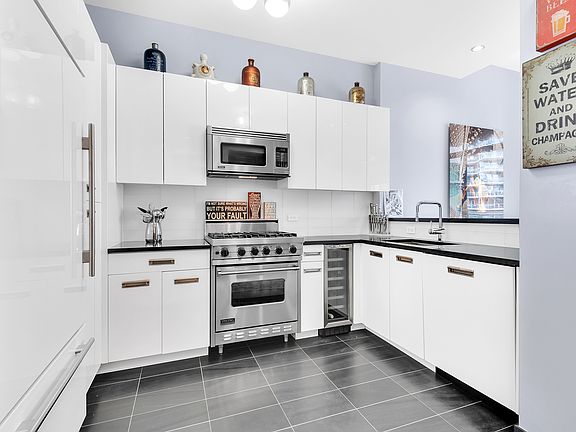 3rd image of 4630 Center Blvd #Penthouse 2