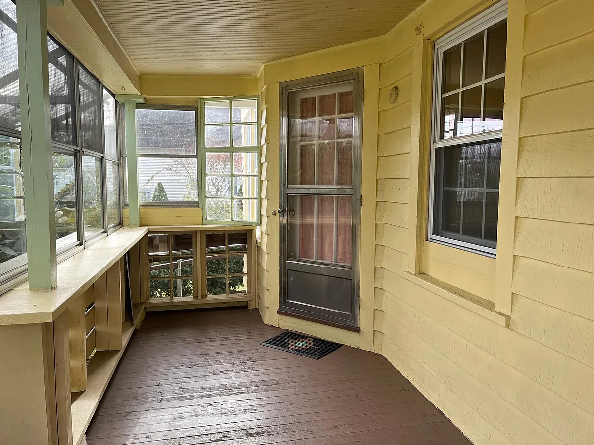 separate front entrance - 134 Asylum St #1