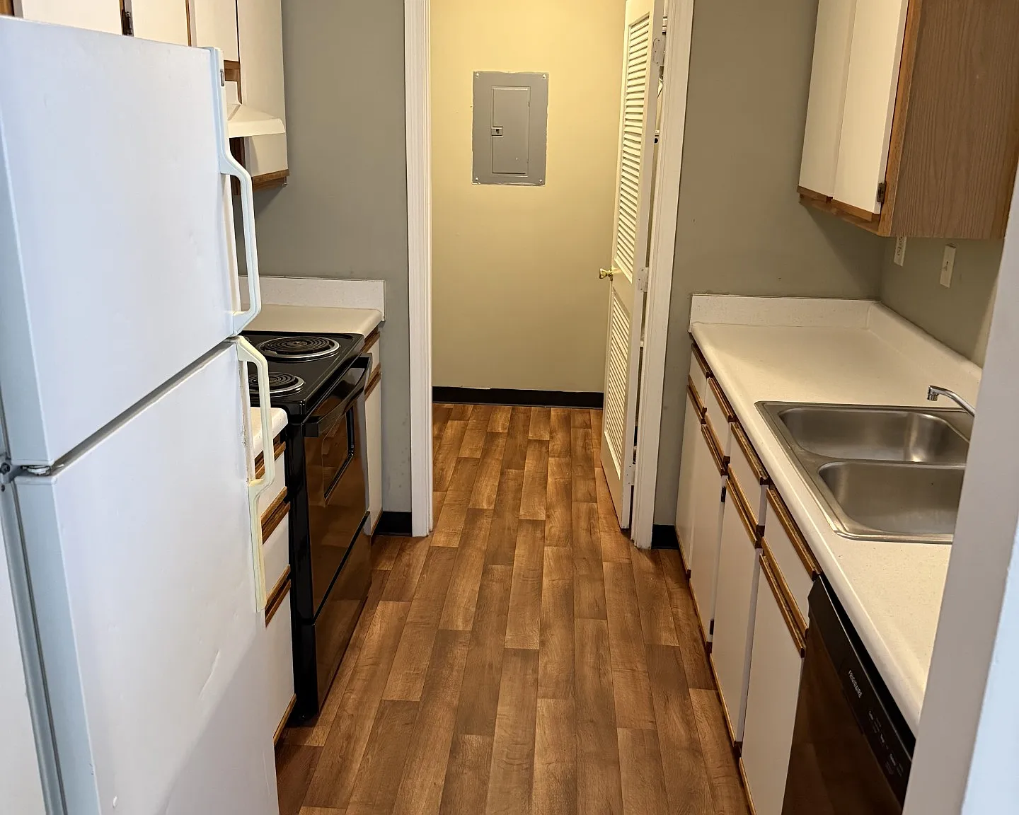 CLIFFWOOD APARTMENTS — Photo 1