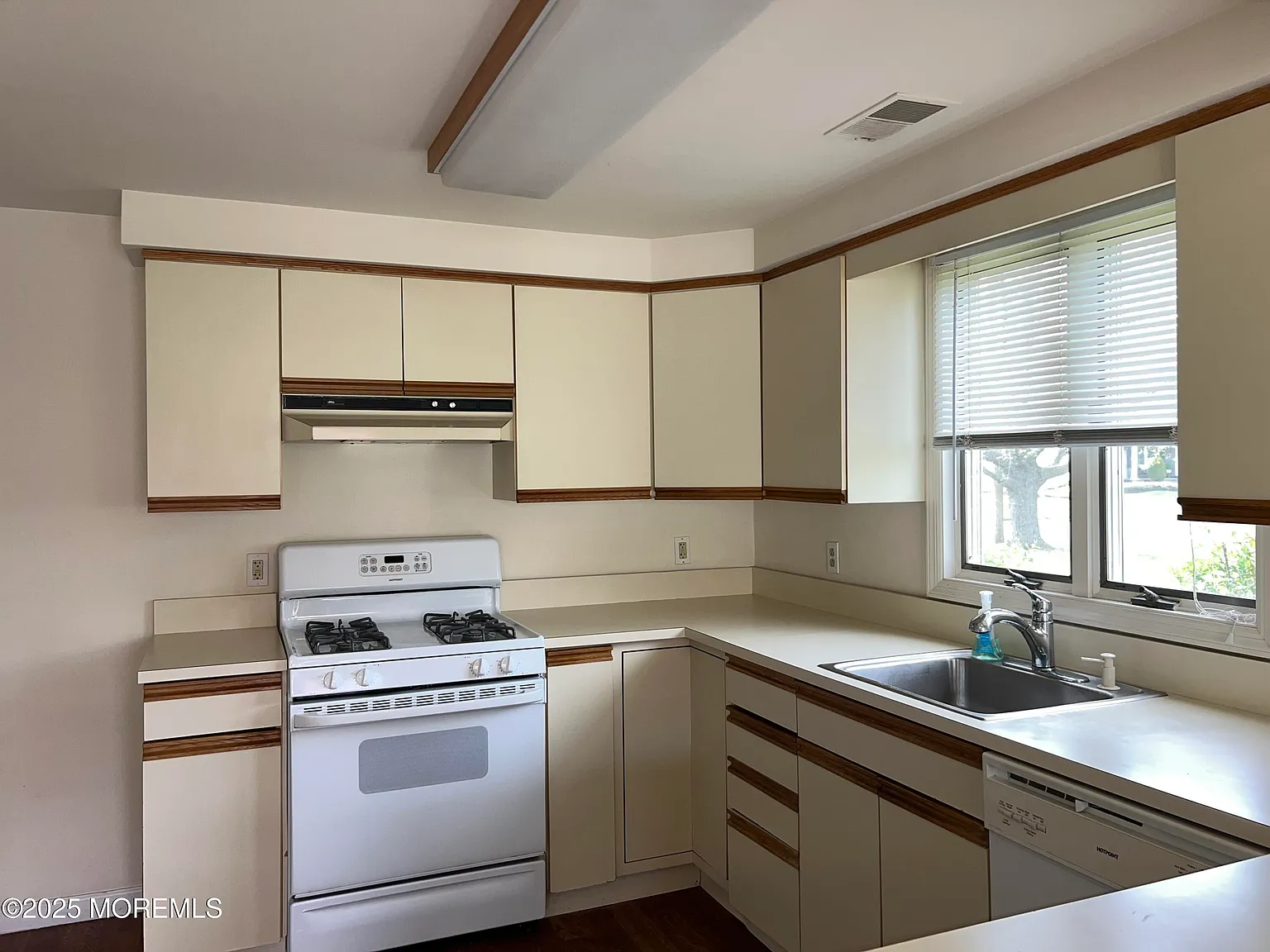 2 bed, 1.5 bath, 1004 sqft, $3,750 — Photo 3