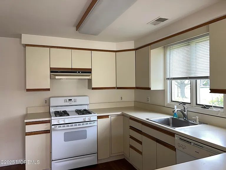 465 Adrian Ave — Photo 3