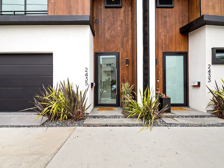 2435 S Penmar Ave — Photo 48