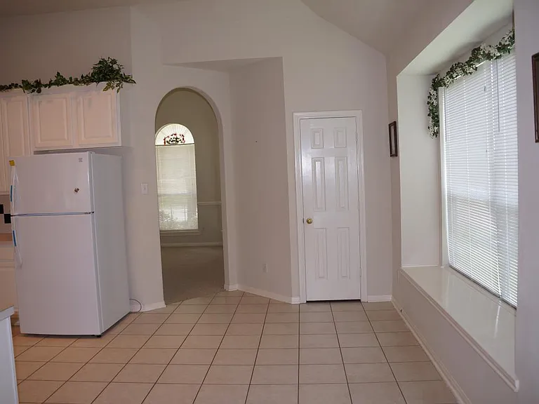 Breakfast area with bay window