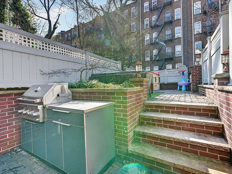926 Park Ave — Photo 42