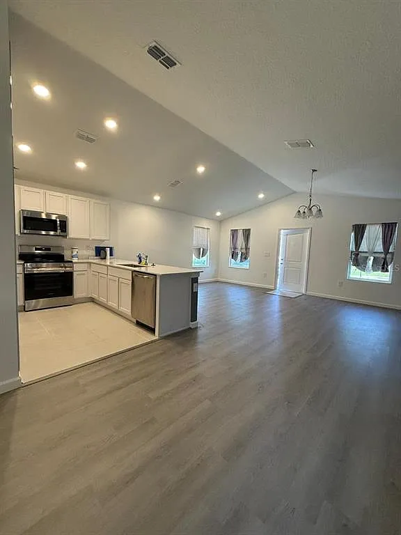 3 bed, 1.0 bath, 1060 sqft, $1,850 — Photo 2