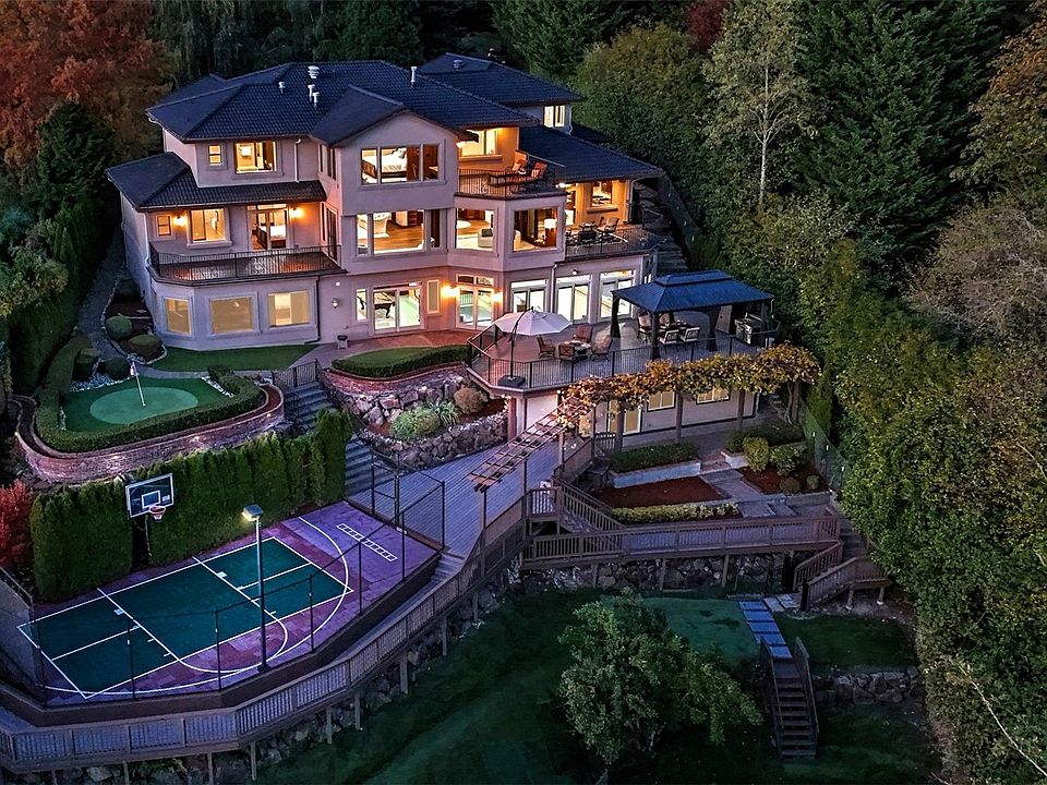 Enjoy a life of splendor in this unparalleled estate.>
