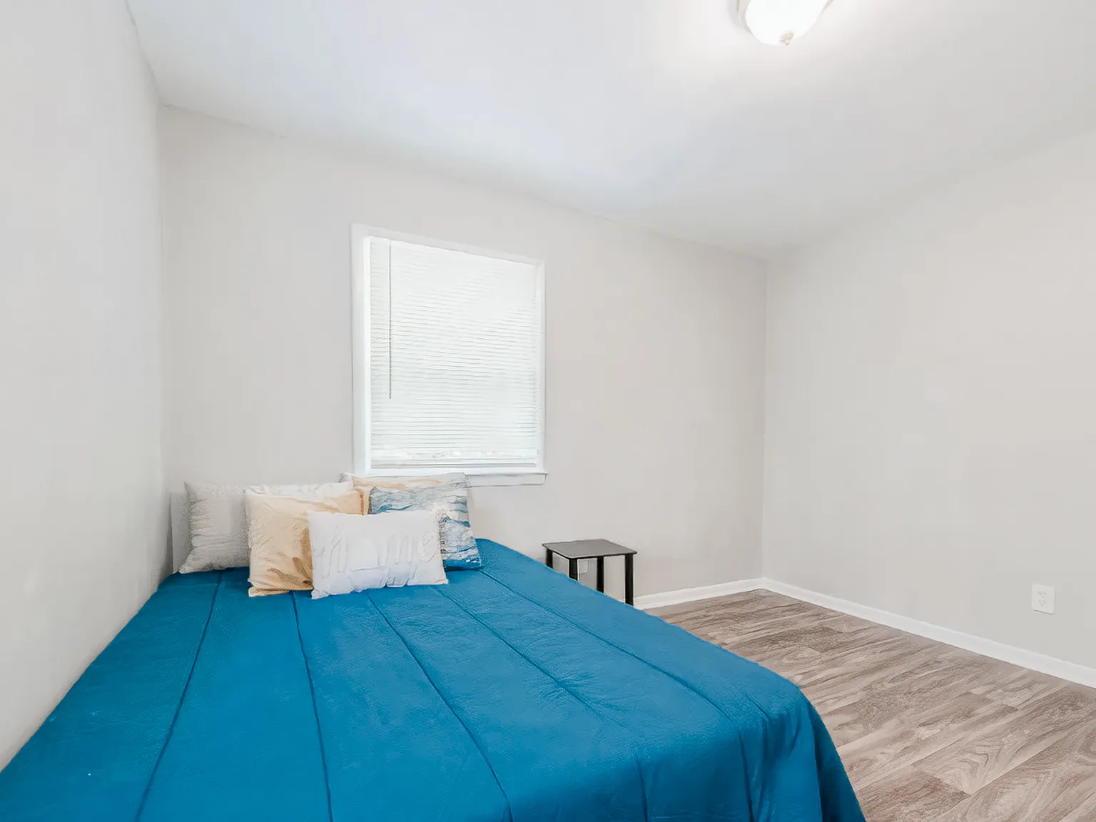 4 bed, 2.0 bath, 2000 sqft, $724 — Photo 2