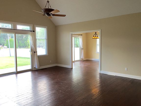 3rd image of 905 Percy Dr