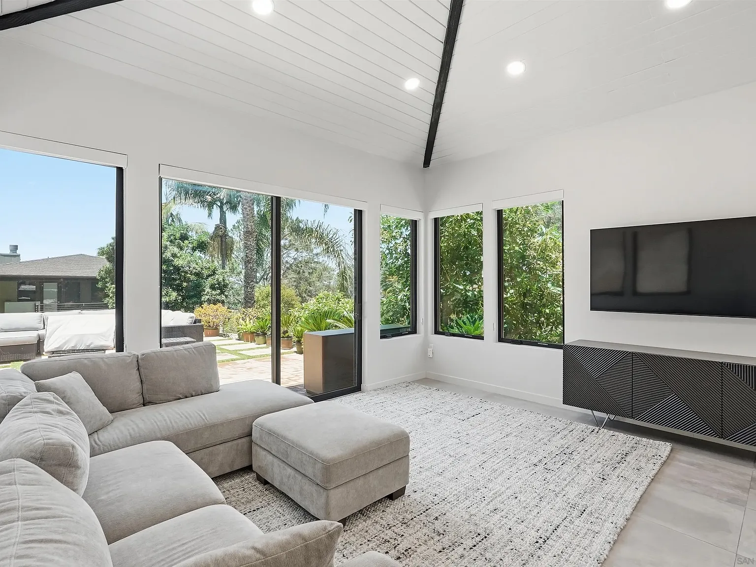 2 bed, 2.0 bath, 1000 sqft, $9,500 — Photo 4