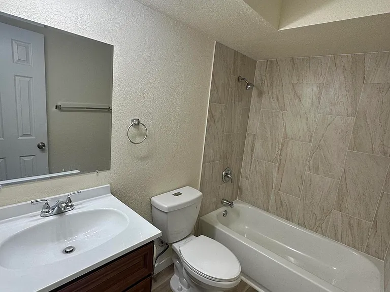 565 Jackson Ave — Photo 9