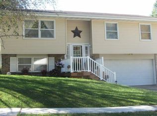 2935 Lovejoy Dr, Cedar Falls, IA 50613