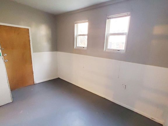 Den area can easily be converted into a second Bedroom, Home Office, Gym, or Studio. Den has outdoor access to the back of the property (small backyard, trash pick up area, Street connecting ally) Back Door Entrance has a Safety Gate.