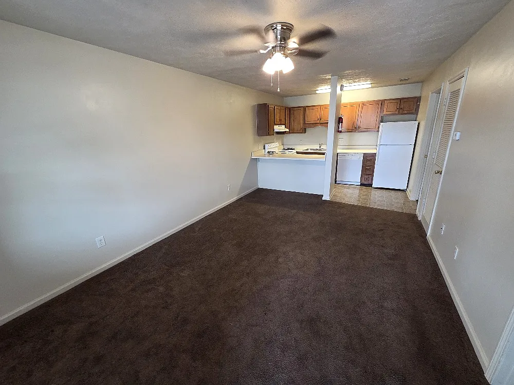 2 bed, 1090 sqft, $925 — Photo 2