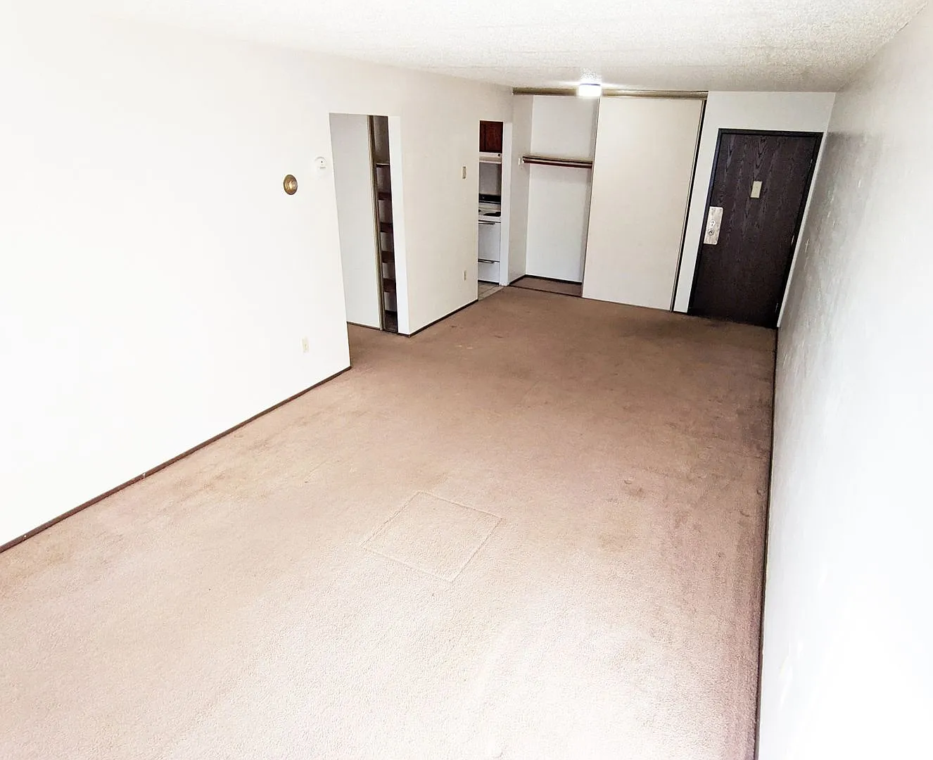 1 Bedroom in Lonsdale — Photo 2