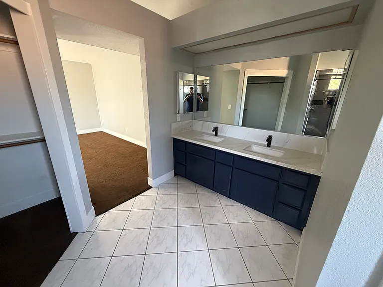907 Elm St — Photo 36