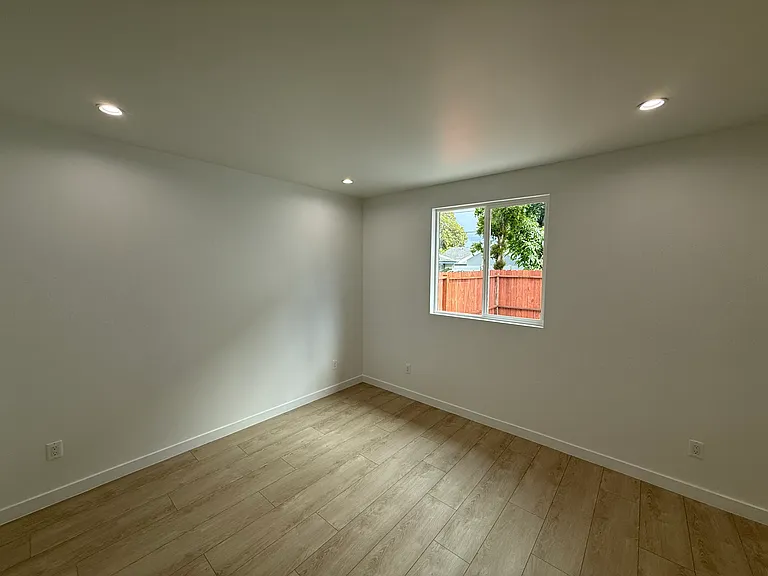 16918 Bassett St — Photo 23