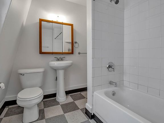 4th image of 1924 Niagara St APT 4