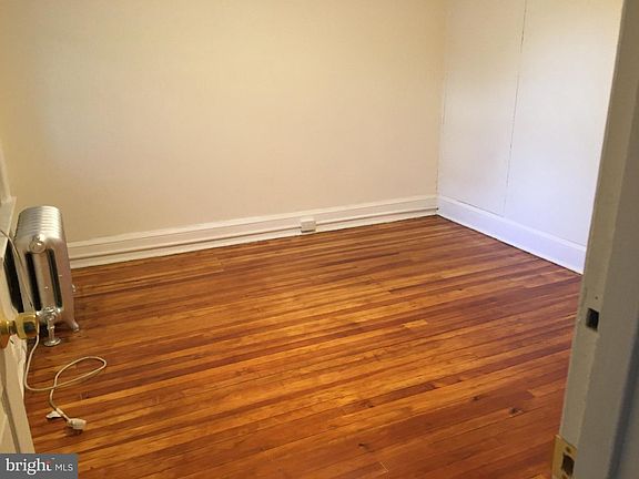 2nd image of 837 W Lancaster Ave
