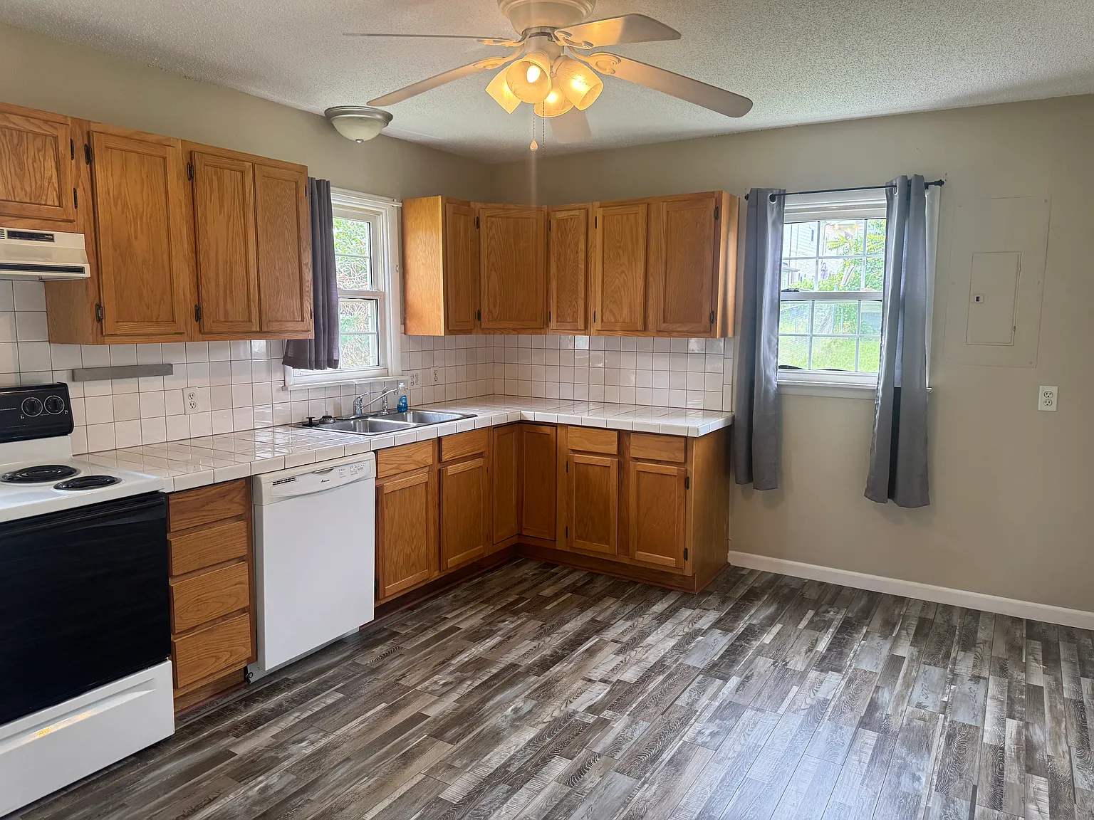 3 bed, 999 sqft, $1,050 — Photo 2