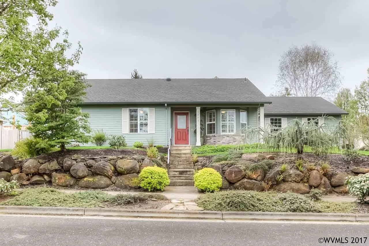 1502 Crestview Dr photo 1