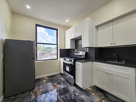 4th image of 168 22nd St #3C