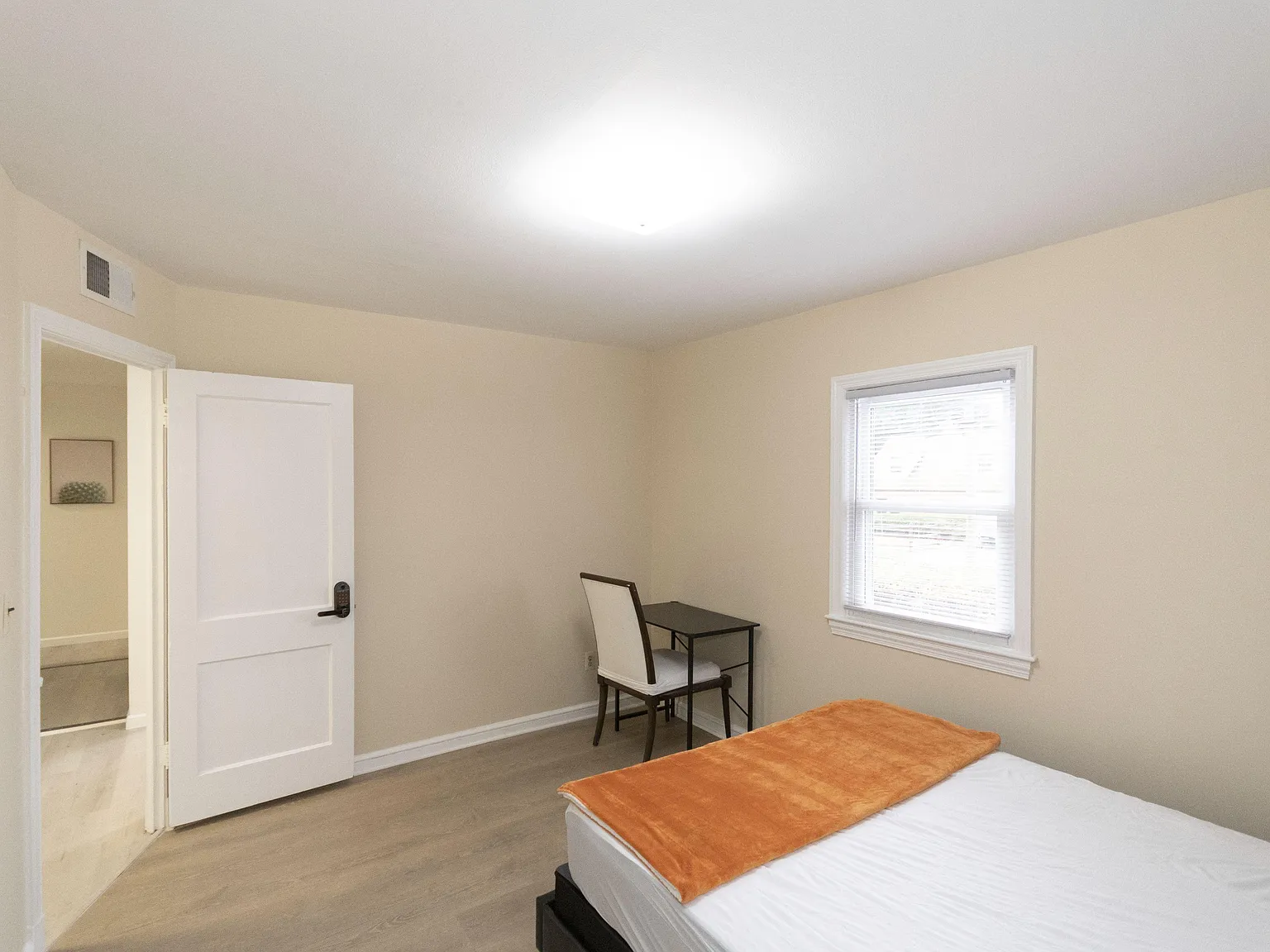 4 bed, 2.0 bath, 2070 sqft, $1,135 — Photo 4