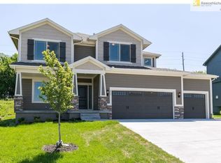 837 Creekmoor Pond Ln, Raymore, MO 64083