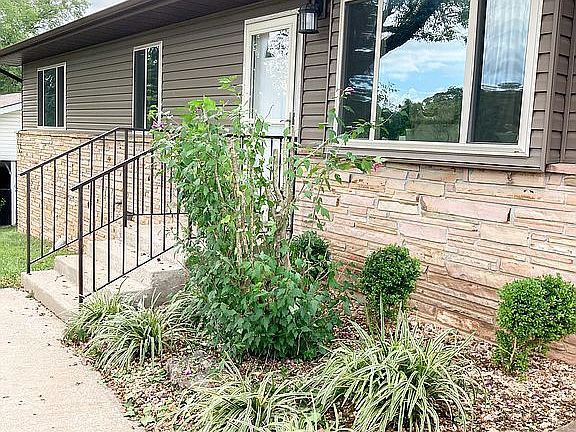 3rd image of 4 Lakeshore Dr