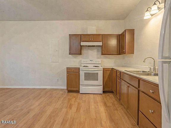 5th image of 259 Chatrian St