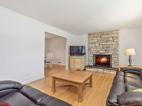3rd image of 34 Murray Hill Blvd